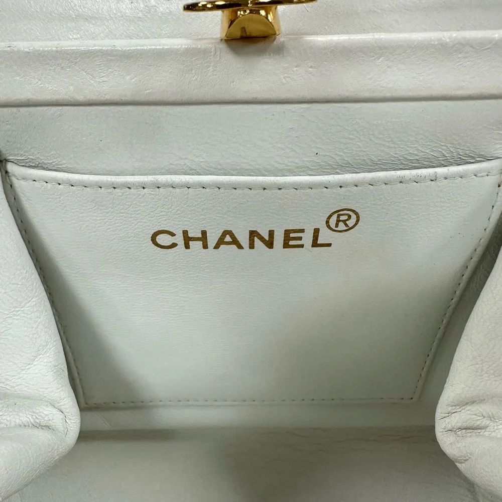 CHANEL Ivory Quilted Shoulder Bag - Picture 4 of 10